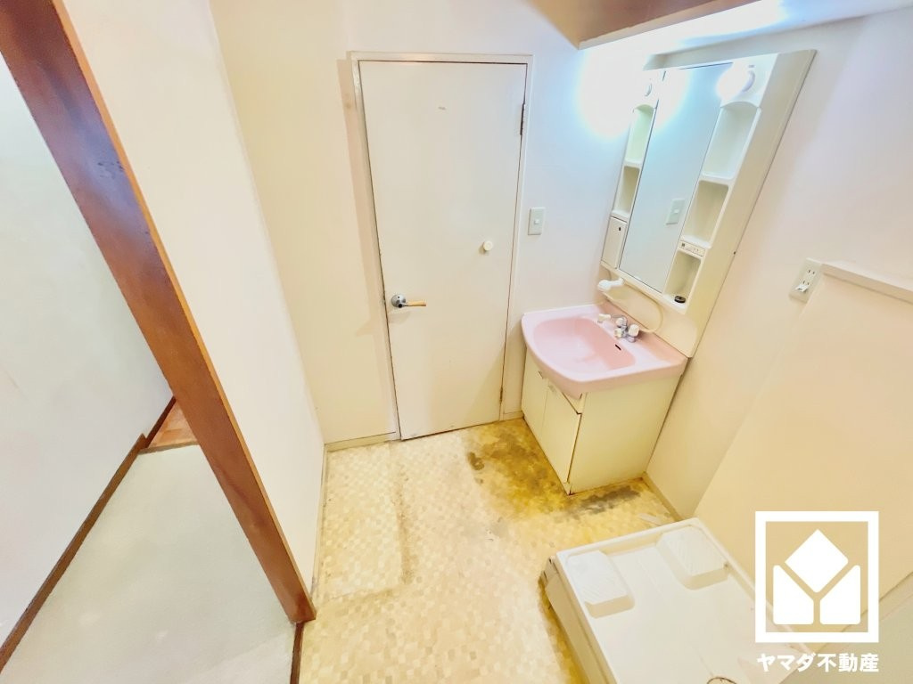 日商岩井甲陽園マンションの脱衣所|室内洗濯機置場がございますので、天候に左右されず洗濯していただけます。（リフォーム前の写真です）