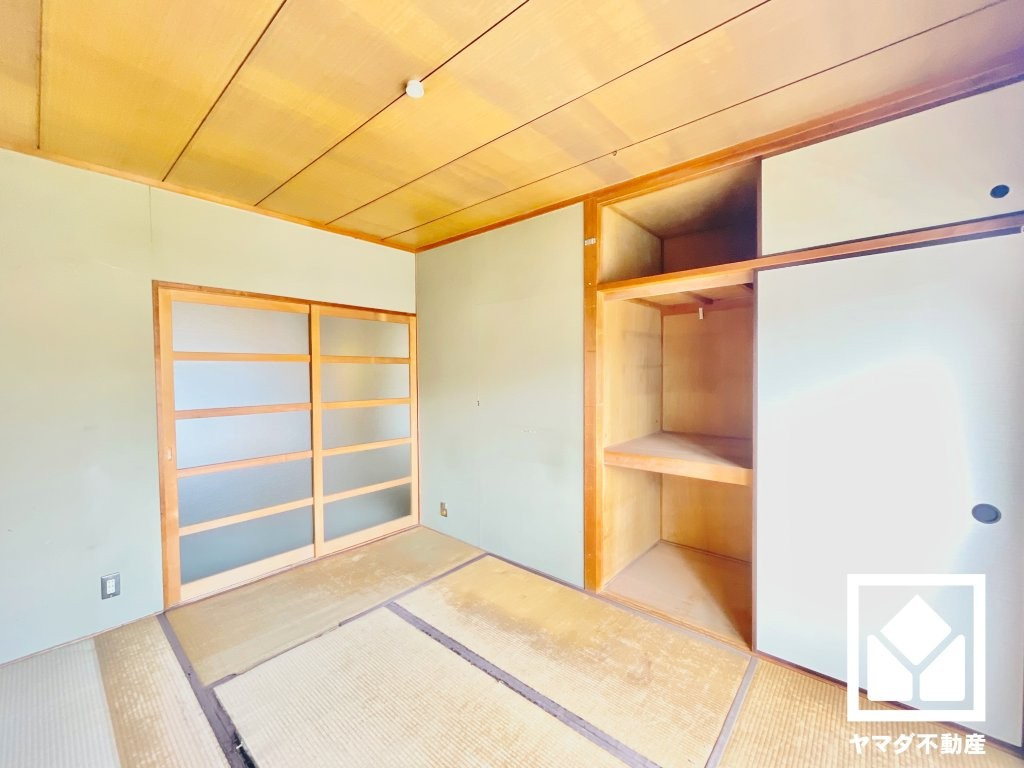 日商岩井甲陽園マンションの和室|LDKの南側部分です。こちらの押入れは撤去予定ですが、キッチンの隣に前面収納（棚）を設置予定です。（リフォーム前の写真です）
