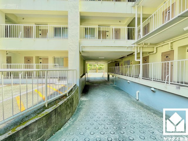 日商岩井甲陽園マンションの外観|「いかりスーパーマーケット甲陽園店」まで徒歩2分、「ファミリーマート甲陽園駅前店」まで徒歩2分、「コープ甲陽園」まで徒歩9分など、お買い物施設が徒歩圏内に複数あり便利な住環境です。