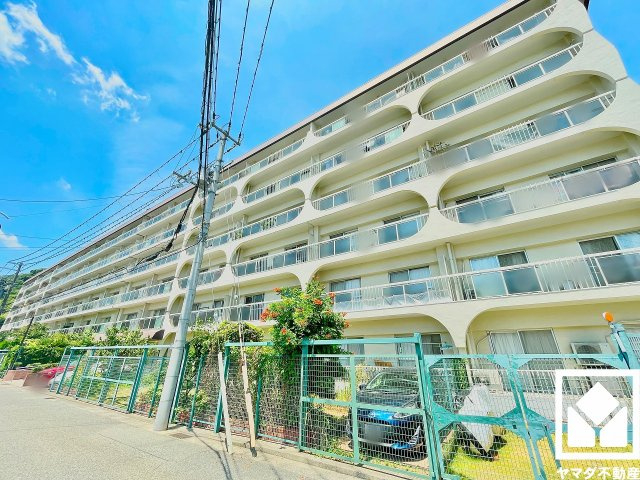 日商岩井甲陽園マンションの外観|砂場やベンチを備えた「甲陽園本庄児童遊園」まで徒歩3分（約240m）。周辺には大小さまざまな公園が点在しており、目的に応じて使い分けしやすい環境で、子育て世帯の方にもお勧めです。