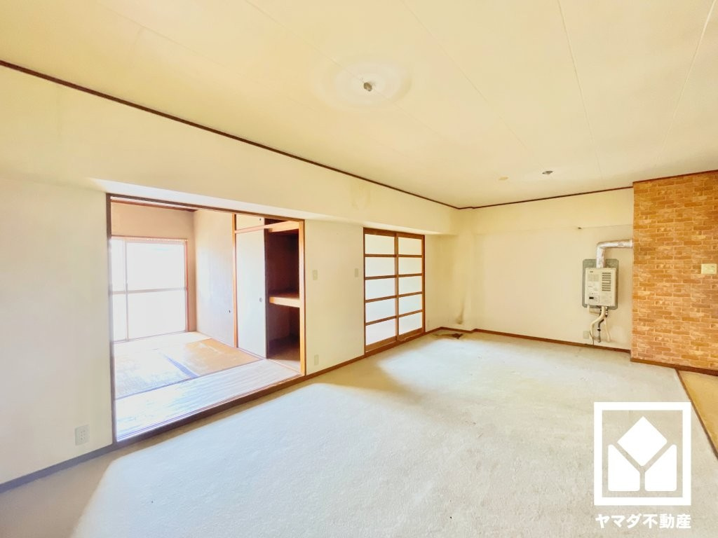 日商岩井甲陽園マンションの居間・リビング|広々16.8帖のLDKが魅力。家族全員がリラックスできる、ゆったりとした快適リビングで温かい団らんの時間を。（リフォーム前の写真です）