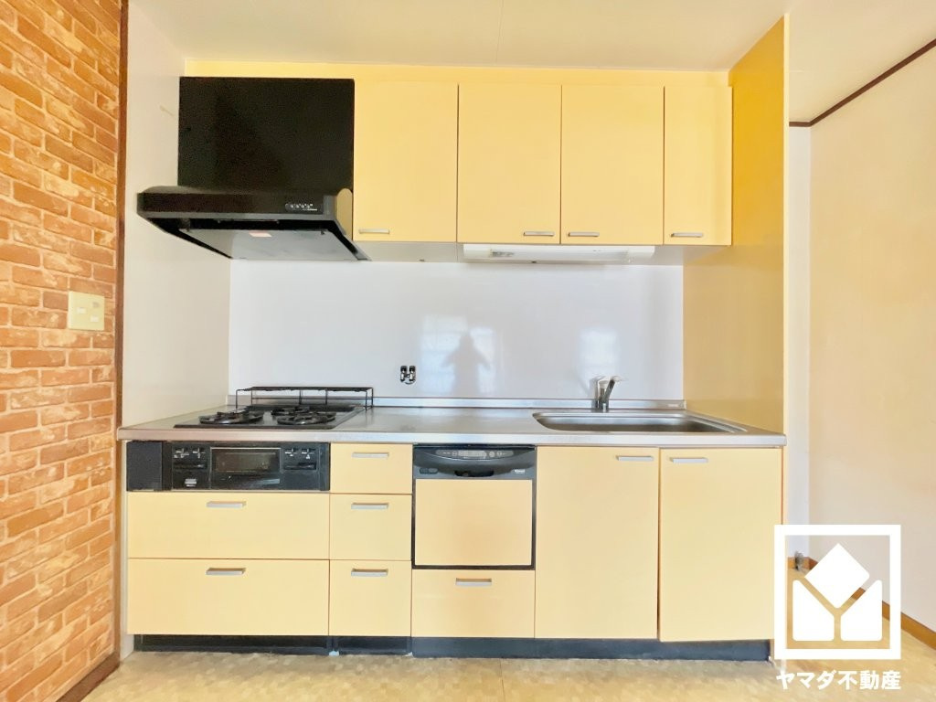 日商岩井甲陽園マンションのキッチン|現況壁付けタイプですが、フラットタイプのカウンターキッチンへ変更予定です。ペンダントライトを備えたカフェライクなキッチンに生まれ変わります。（リフォーム前の写真です）