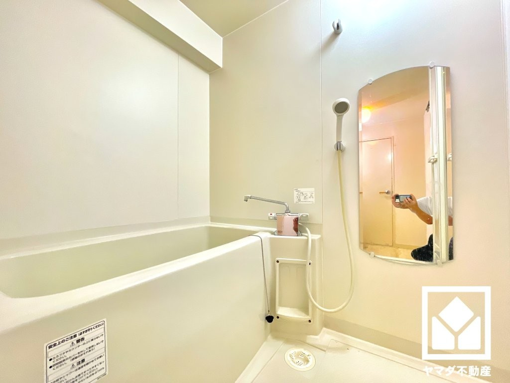 日商岩井甲陽園マンションの浴室|ユニットバスを新規交換予定です。清潔感あふれる空間で、毎日のバスタイムをより快適に。（リフォーム前の写真です）