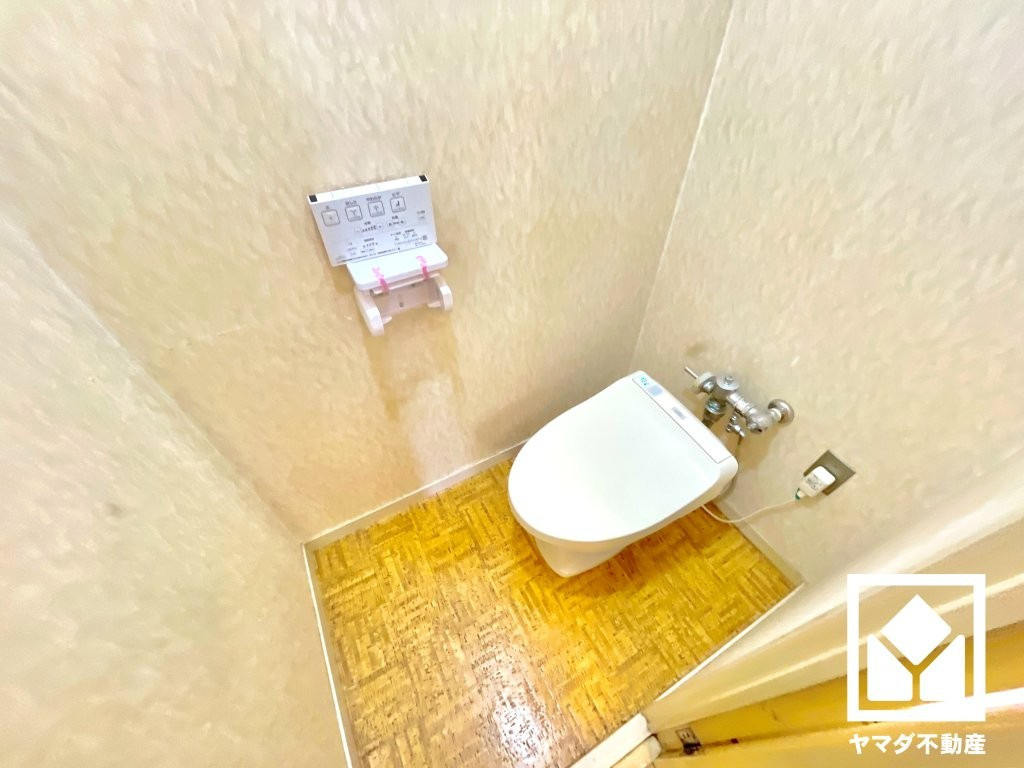 日商岩井甲陽園マンションのトイレ|トイレを新規交換予定です。毎日使う場所だからこそ、快適性にも配慮されています。（リフォーム前の写真です）