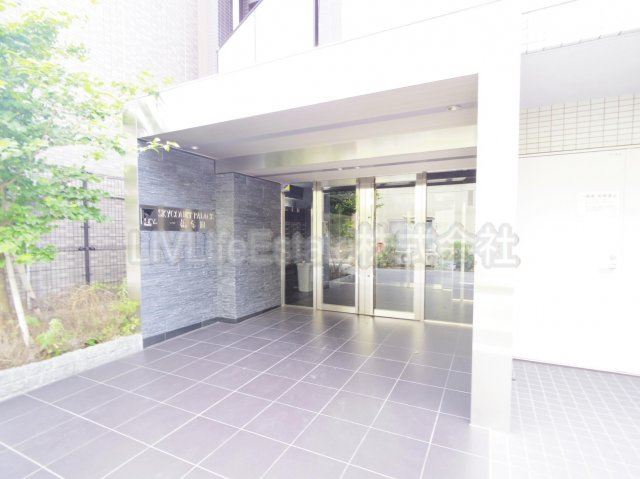 スカイコートパレス一橋学園のエントランス