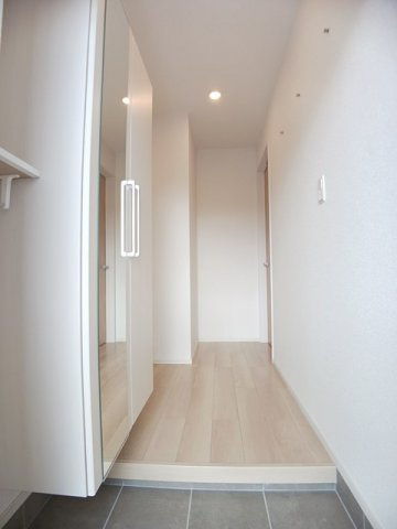 ヴィラ　シャングリラ高田　Ａの玄関|明るい玄関です