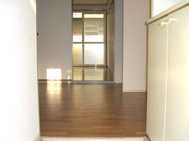 ヴィラ中山Ｃの玄関|玄関から室内