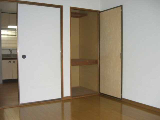 ヴィラ中山Ｃの居間・リビング|各部屋収納つきです