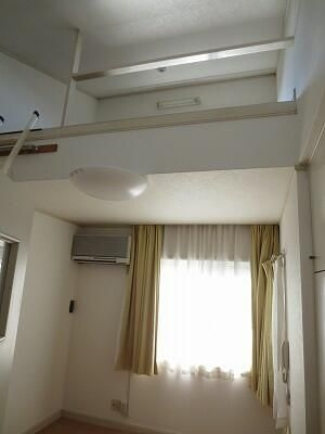 川崎市多摩区栗谷４丁目のアパートの居間・リビング