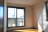 落ち着いた色調の洋室です