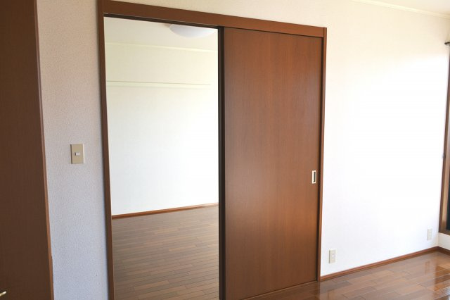 使い勝手のいい洋室です