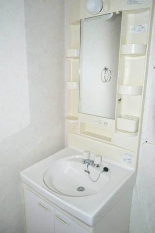 朝の支度にも助かる、独立の洗髪洗面化粧台