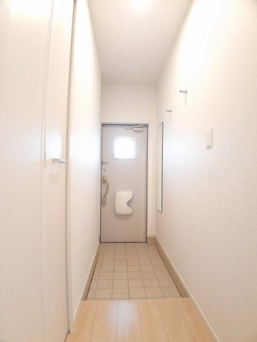 【玄関】 | アジュール岩出 | ゆったりとした玄関です