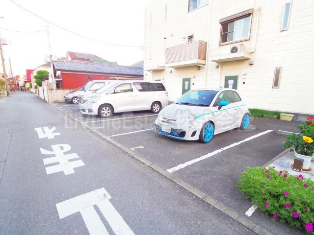 ガーデンホワイトの駐車場