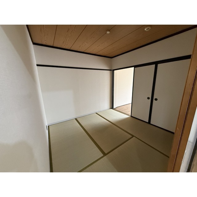 明るい色調の室内です