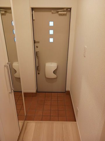 収納もある玄関です