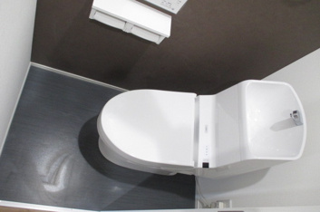 落ち着いた色調のトイレです