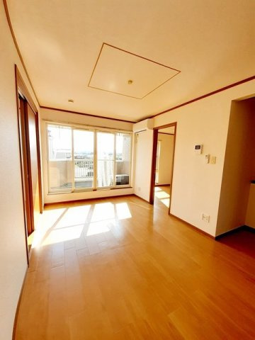 ゆったり過ごせる居間です