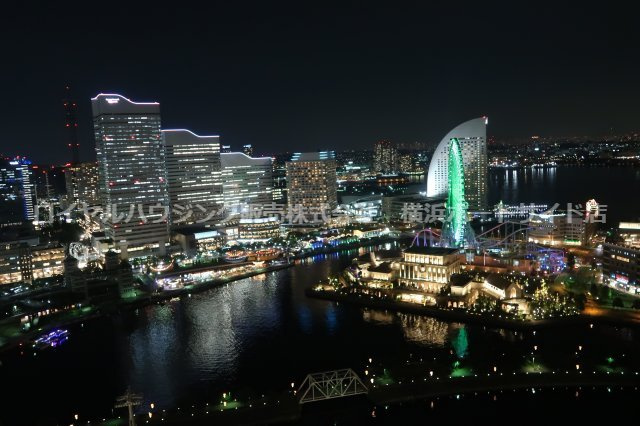 開放的なタワー空間で、窓いっぱいに広がる夜景という資産がここにあります。