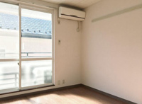 明るい色調の室内です