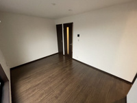 落ち着いて過ごせるお部屋なので、寝室にいかがでしょうか