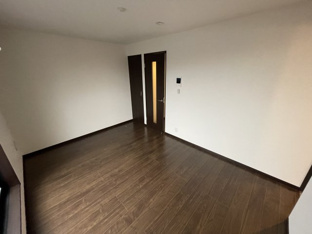 落ち着いて過ごせるお部屋なので、寝室にいかがでしょうか