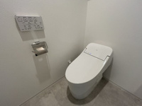 落ち着いた色調のトイレです