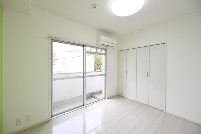 コンパクトで使いやすい洋室です