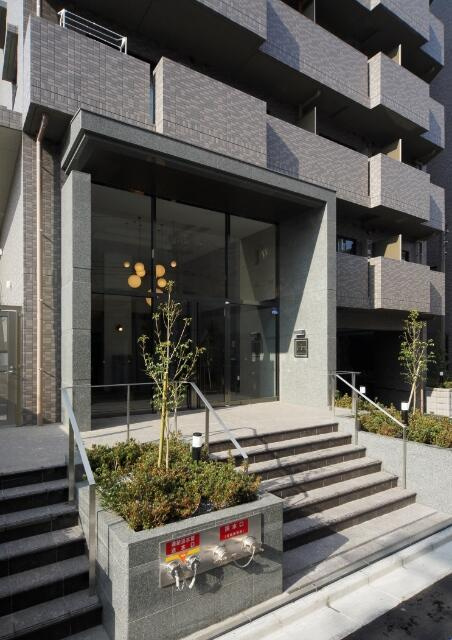 ルーブル仲六郷壱番館の外観|建物入り口