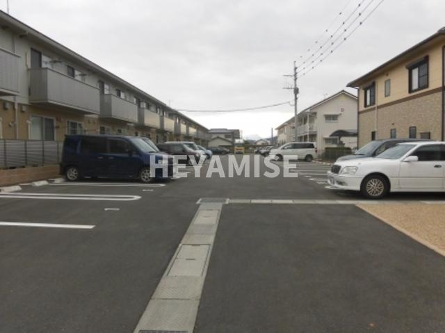 ラルーチェ幸B棟の駐車場