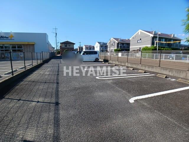 トラッドの駐車場