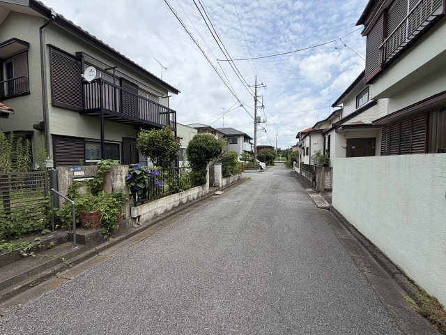 取手市双葉　中古戸建ての前面道路含む現地写真