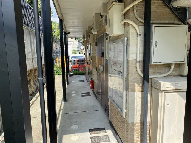 レオパレス岡本山手館の玄関