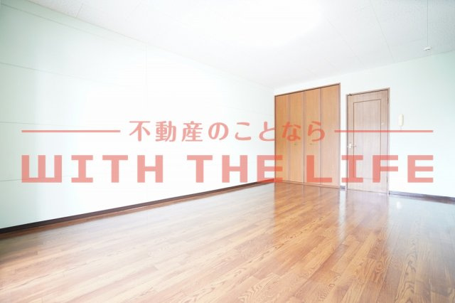 レジデンス幸【キャッシュバック対象物件】の居間・リビング|こちらのリビングで趣味の時間をお楽しみください