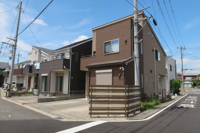 川越市大字寺尾の中古一戸建の前面道路含む現地写真|開放感のある角地に立地！