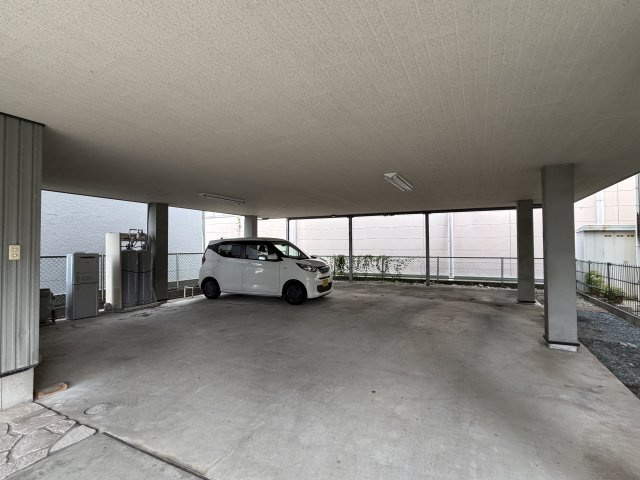 高丘西4丁目戸建ての駐車場