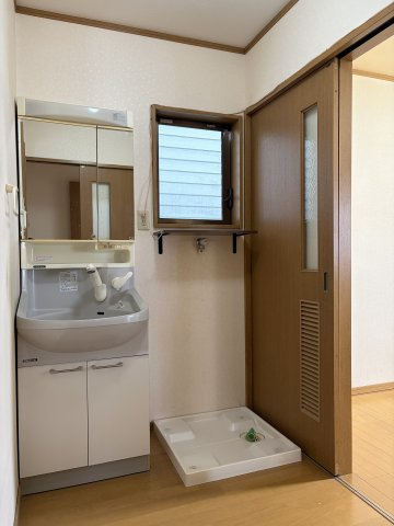 高丘西4丁目戸建ての独立洗面台|2階