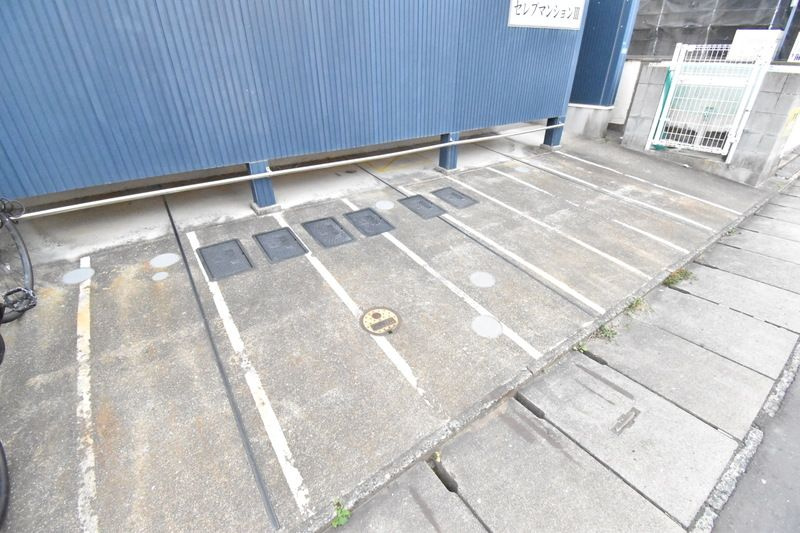 セレブマンションⅢの駐車場