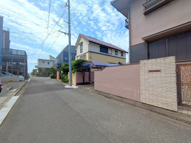 海見え！ 七里ヶ浜海岸まで徒歩10分　整形地の前面道路含む現地写真|前面道路