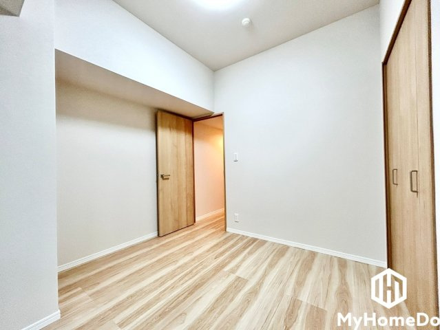 アンビックス志賀ストリートタワーの子供部屋|住まい全体と統一された美しいナチュラル木目調のフローリングが、落ち着きのある空間を演出。