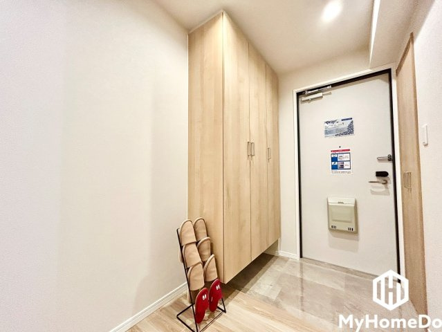 アンビックス志賀ストリートタワーの玄関|天井近くまでたっぷり収納できる大型のシューズボックスを完備。家族全員の靴はもちろん、傘や背の高いブーツなどもすっきりと収まります。