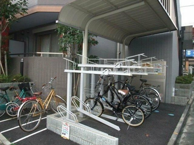 エル・ヴィエント・アース千歳烏山の駐車場