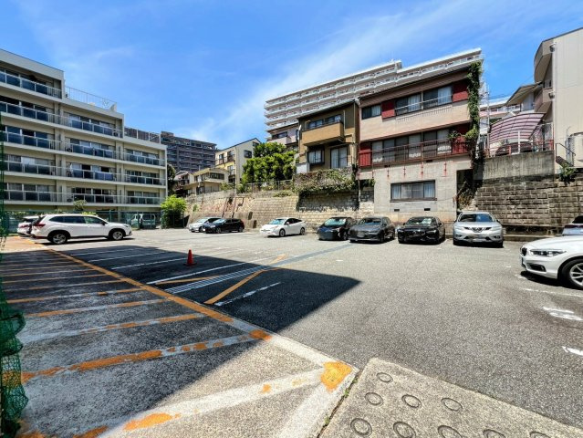 日商岩井甲陽園マンションの駐車場|平面駐車場
