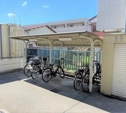 レオパレスメルシー新和のその他|屋根付き駐輪場