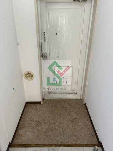 レーヴタケダひばりヶ丘の玄関