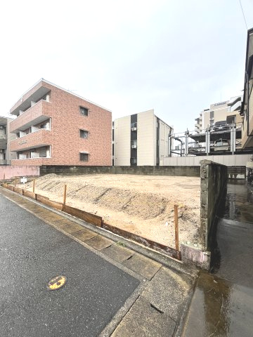 西区愛宕南　新築戸建の前面道路含む現地写真