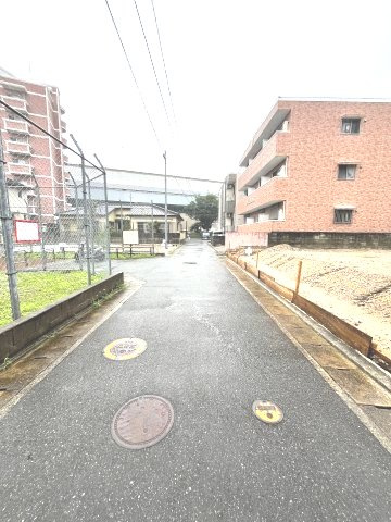 西区愛宕南　新築戸建の前面道路含む現地写真