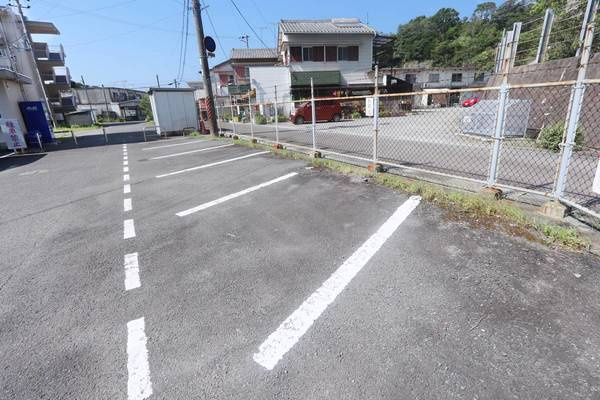 ビレッジハウス白浜1号棟の駐車場
