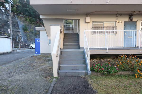 ビレッジハウス白浜1号棟のエントランス