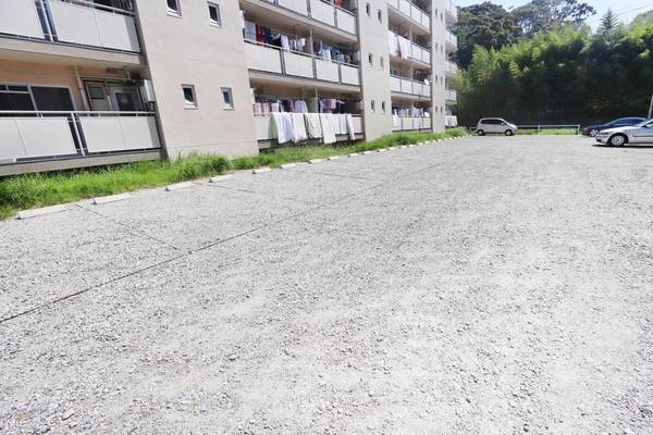 ビレッジハウス馬場平1号棟の駐車場